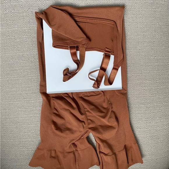 SKIMS SHAPEWEAR BUTT LIFTING OPEN BUST BODYSUIT SIZE M - Picture 12 of 15